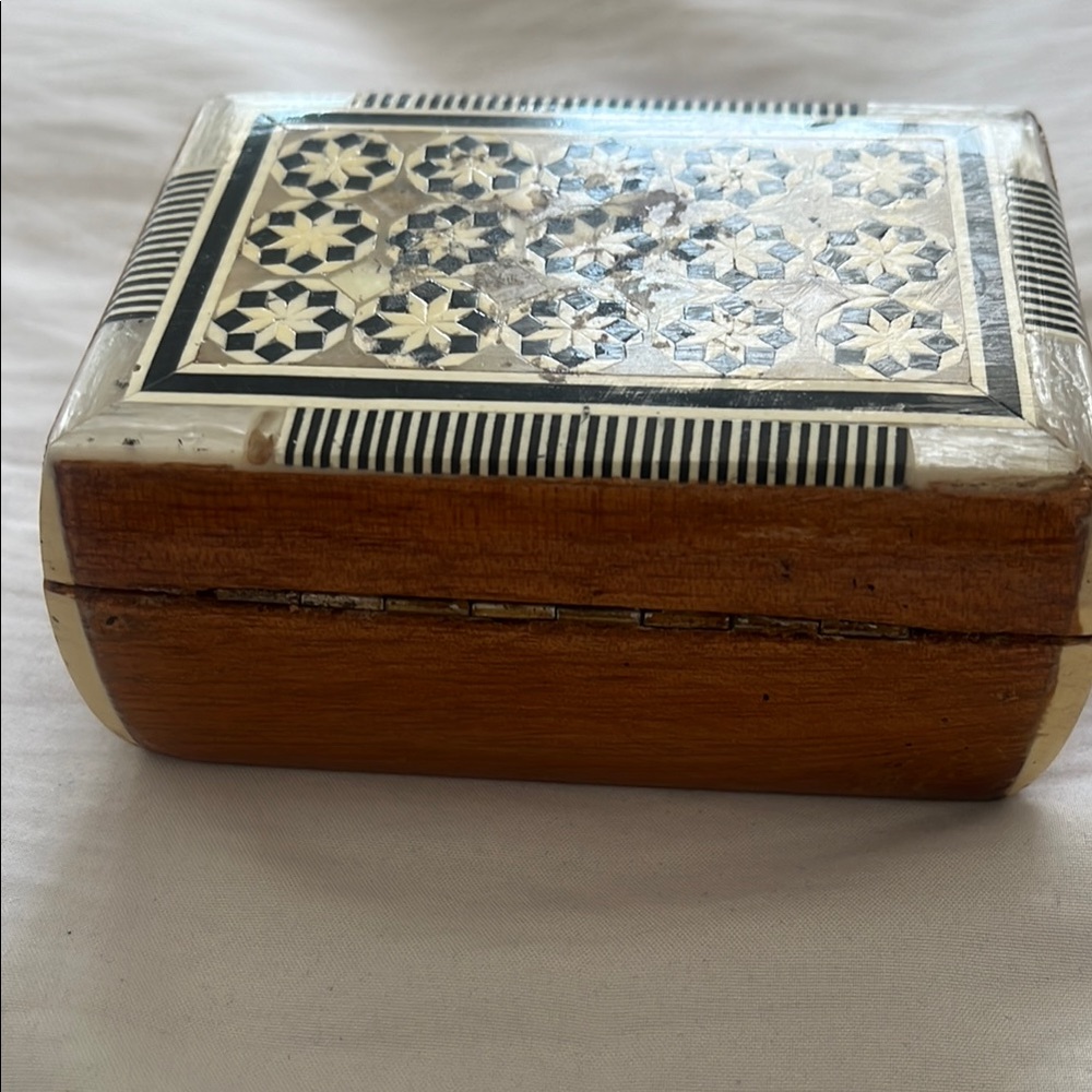 Elegant Black and cream Decorative Box - Picture 5 of 10